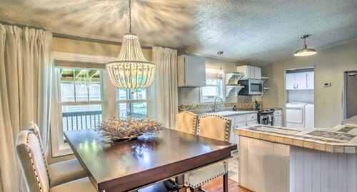 Charming 3-bedroom house in Garden City, featuring two covered porches!