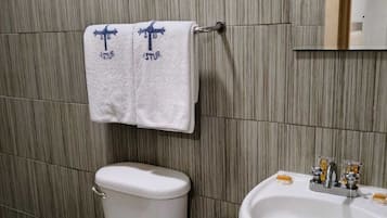 基本雙人房, 城市景 | 浴室 | 淋浴設備、提供毛巾、番梘、洗頭水