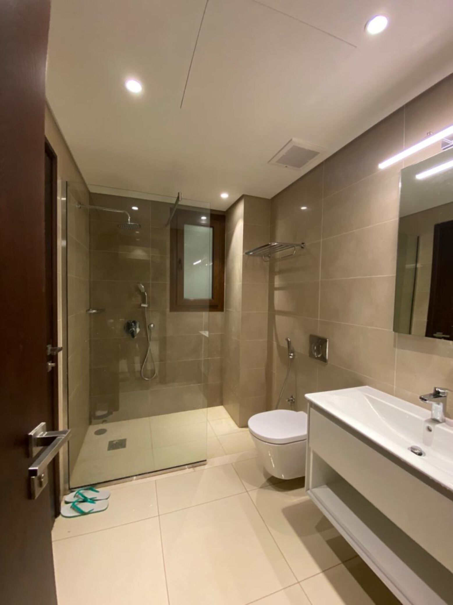 Dusche, umweltfreundliche Kosmetikartikel, Bidet, Handtücher