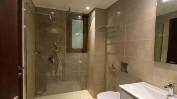 Dusche, umweltfreundliche Kosmetikartikel, Bidet, Handtücher
