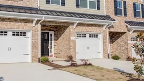 Exterior - NEW 3-BR townhome in delightful Spring Hill with WiFi, AC and many amenities (Spring Hill)