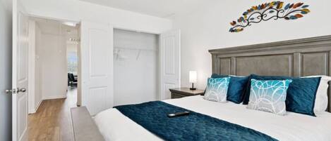 3 slaapkamers, een strijkplank/strijkijzer, gratis wifi, beddengoed