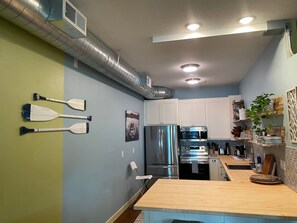 Réfrigérateur, four à micro-ondes, un four, surface de cuisson