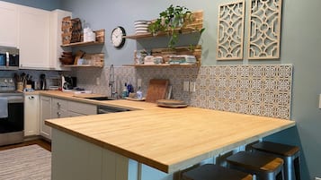 Cafetera y tetera, refrigerador, microondas y horno
