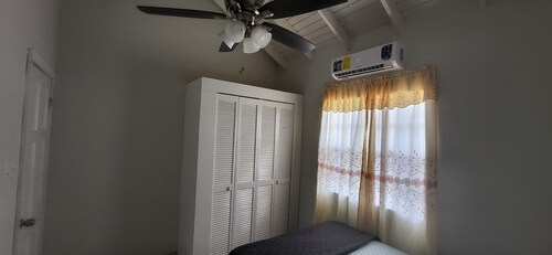 Charming 2-bedroom apartment in New Castle with WiFi, AC and full laundry