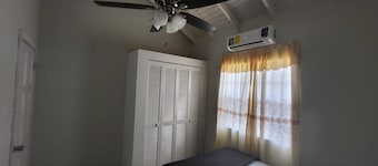 Charming 2-bedroom apartment in New Castle with WiFi, AC and full laundry