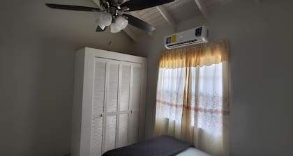 Charming 2-bedroom apartment in New Castle with WiFi, AC and full laundry