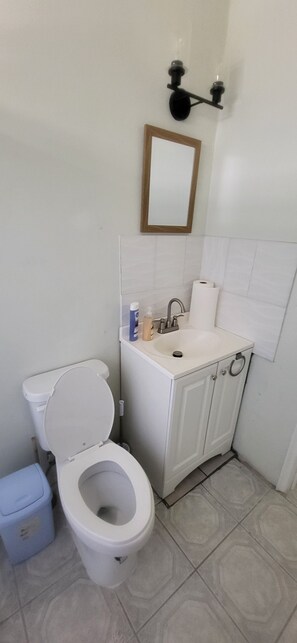 Een douche, handdoeken, zeep, toiletpapier