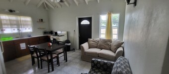 Charming 2-bedroom apartment in New Castle with WiFi, AC and full laundry