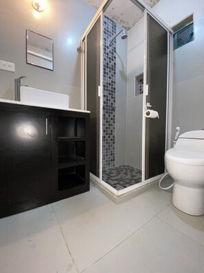Bidet, Handtücher, Shampoo, Toilettenpapier