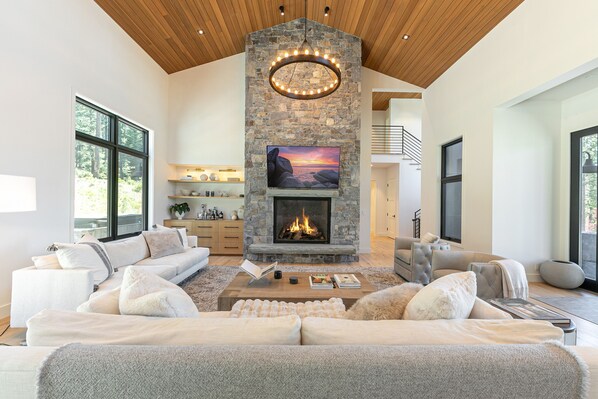 Een smart-tv en een open haard