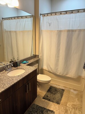 Toallas, jabón, papel de baño 