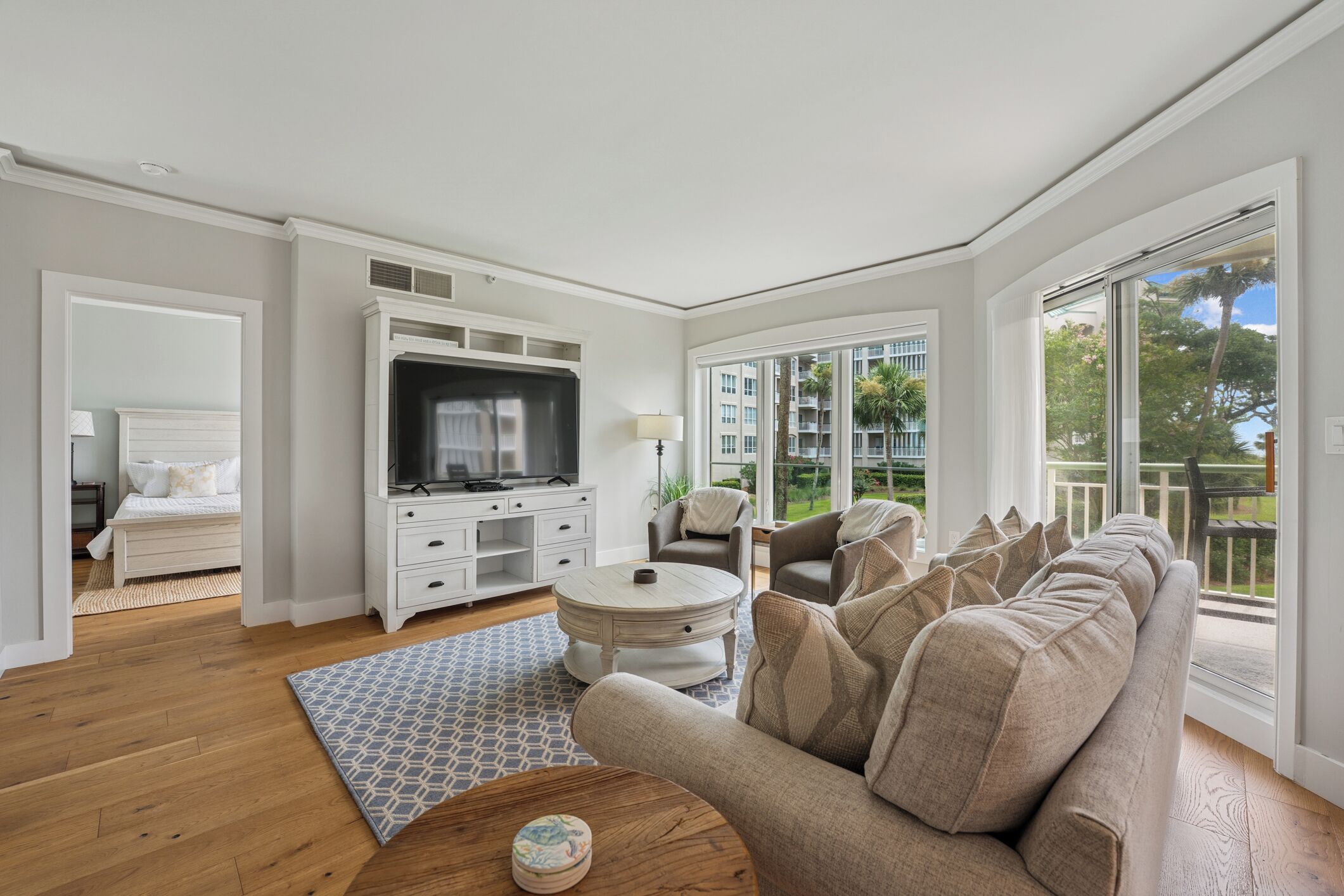 Télévision, lecteur de DVD, vidéothèque