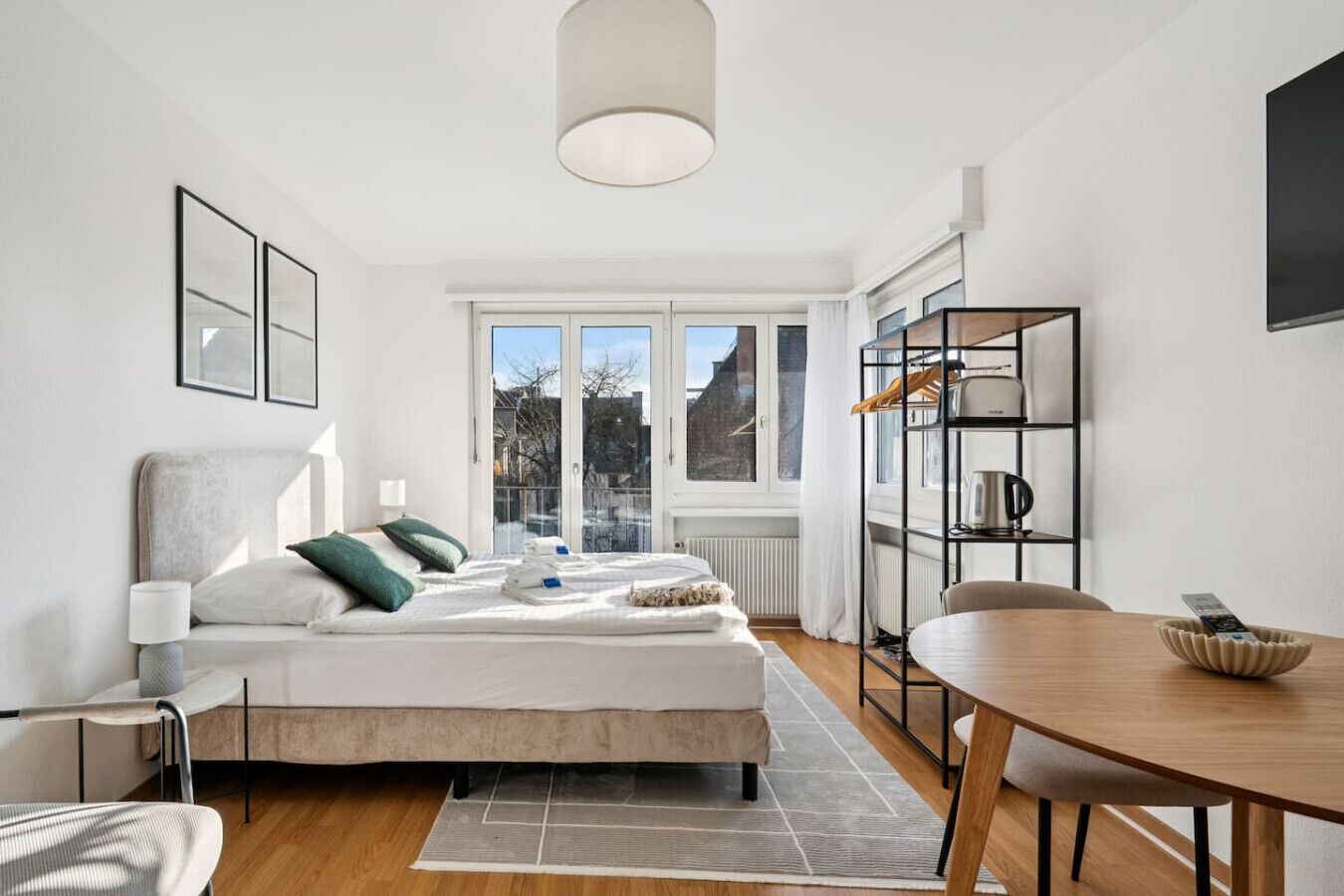 Een bureau, een strijkplank/strijkijzer, wifi, beddengoed