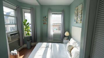 2 quartos, escrivaninha, ferros/tábuas de passar roupa