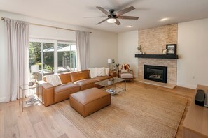 Smart TV, chimenea, monitor de computadora y impresora