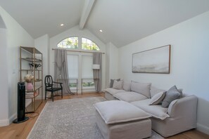 Smart-tv, eldstad, datorskärmar och printers