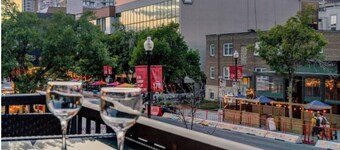 17th Avenue Cozy Nest Downtown Calgary *with Parking