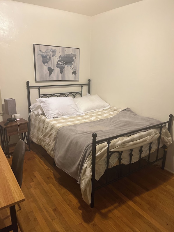 1 bedroom, desk, WiFi, bed sheets