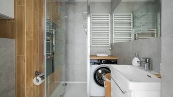 Shower, hair dryer, towels