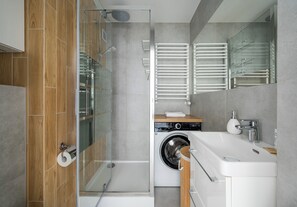 Douche, séchoir à cheveux, serviettes fournies