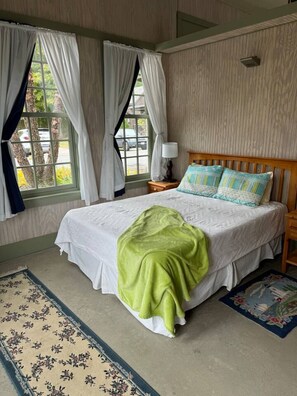 2 quartos, escrivaninha, ferros/tábuas de passar roupa, berço de viagem