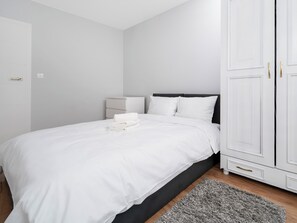 2 bedrooms, iron/ironing board, WiFi, bed sheets