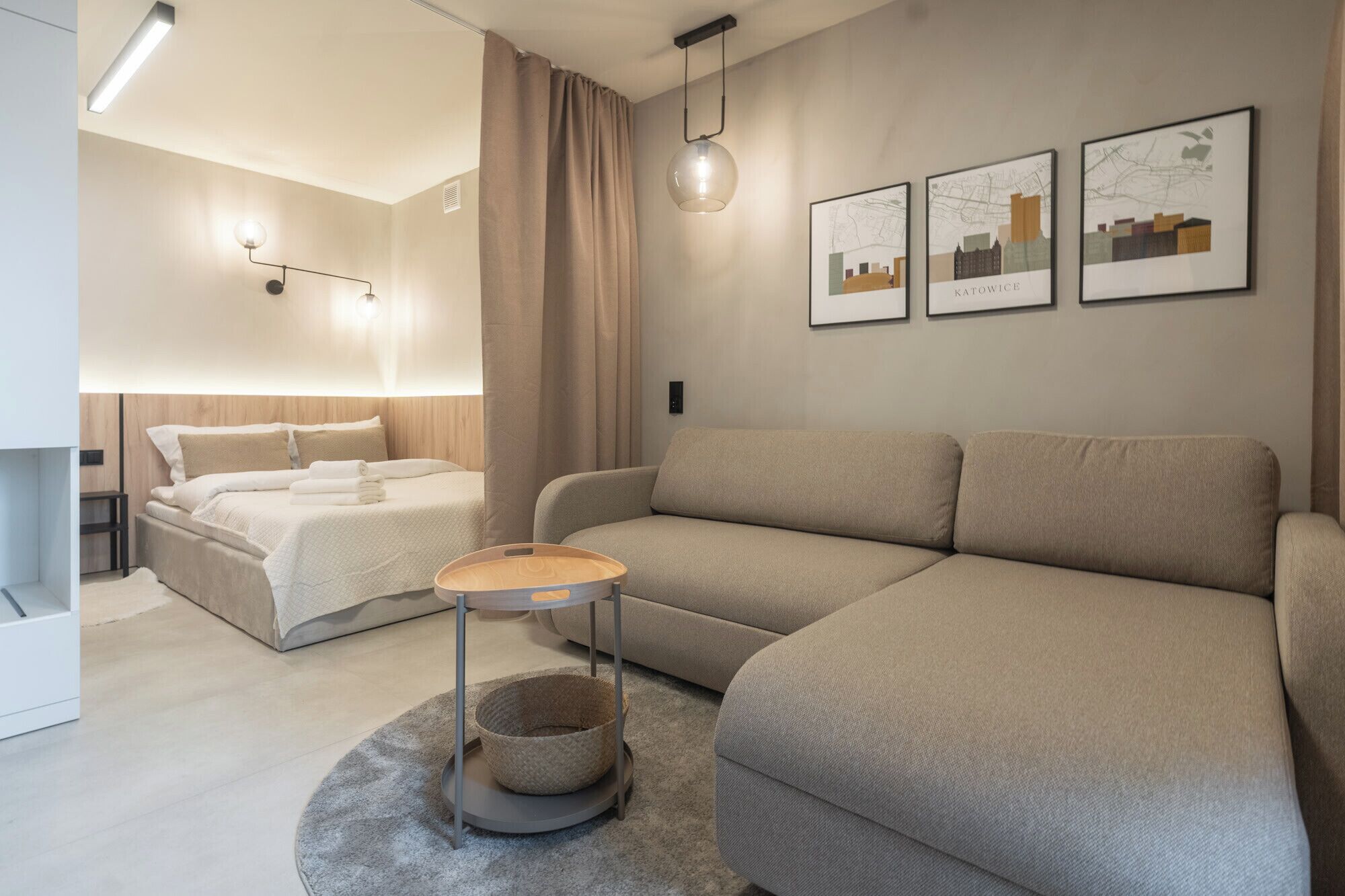 Tabla de planchar con plancha, wifi y ropa de cama 