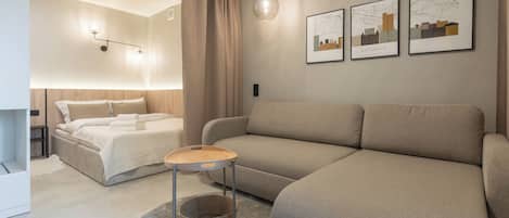 Tabla de planchar con plancha, wifi, ropa de cama