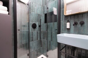 Douche, sèche-cheveux, serviettes fournies