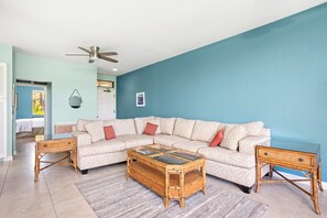 Condo (1 Bedroom) | Sala de estar | Televisión 