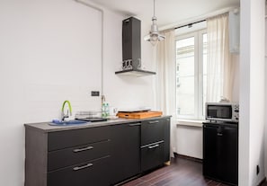 Kylskåp, mikrovågsugn, spishäll och brödrost