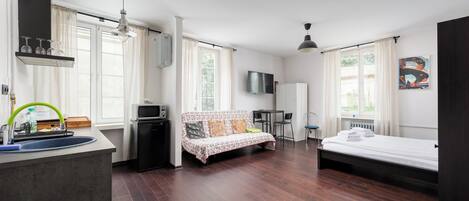 Tabla de planchar con plancha, wifi, ropa de cama