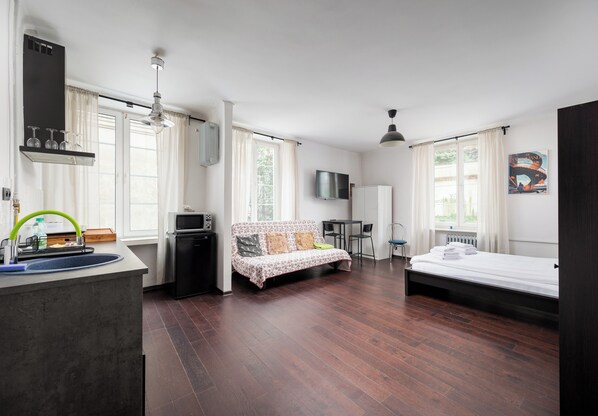 Iron/ironing board, WiFi, bed sheets