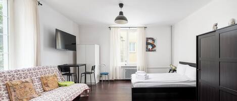 Tabla de planchar con plancha, wifi y ropa de cama