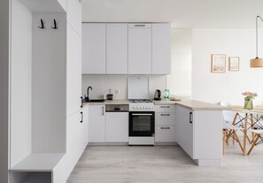 Fridge, oven, stovetop, dishwasher