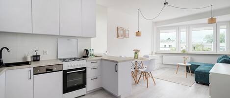 Fridge, oven, stovetop, dishwasher