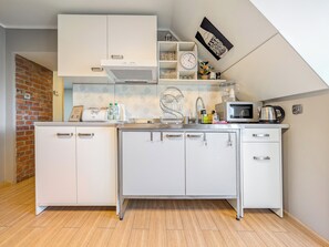 Frigorífic, microones, placa de cuina i rentaplats 