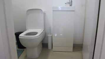 Dusche, Haartrockner, Hausschuhe, Handtücher
