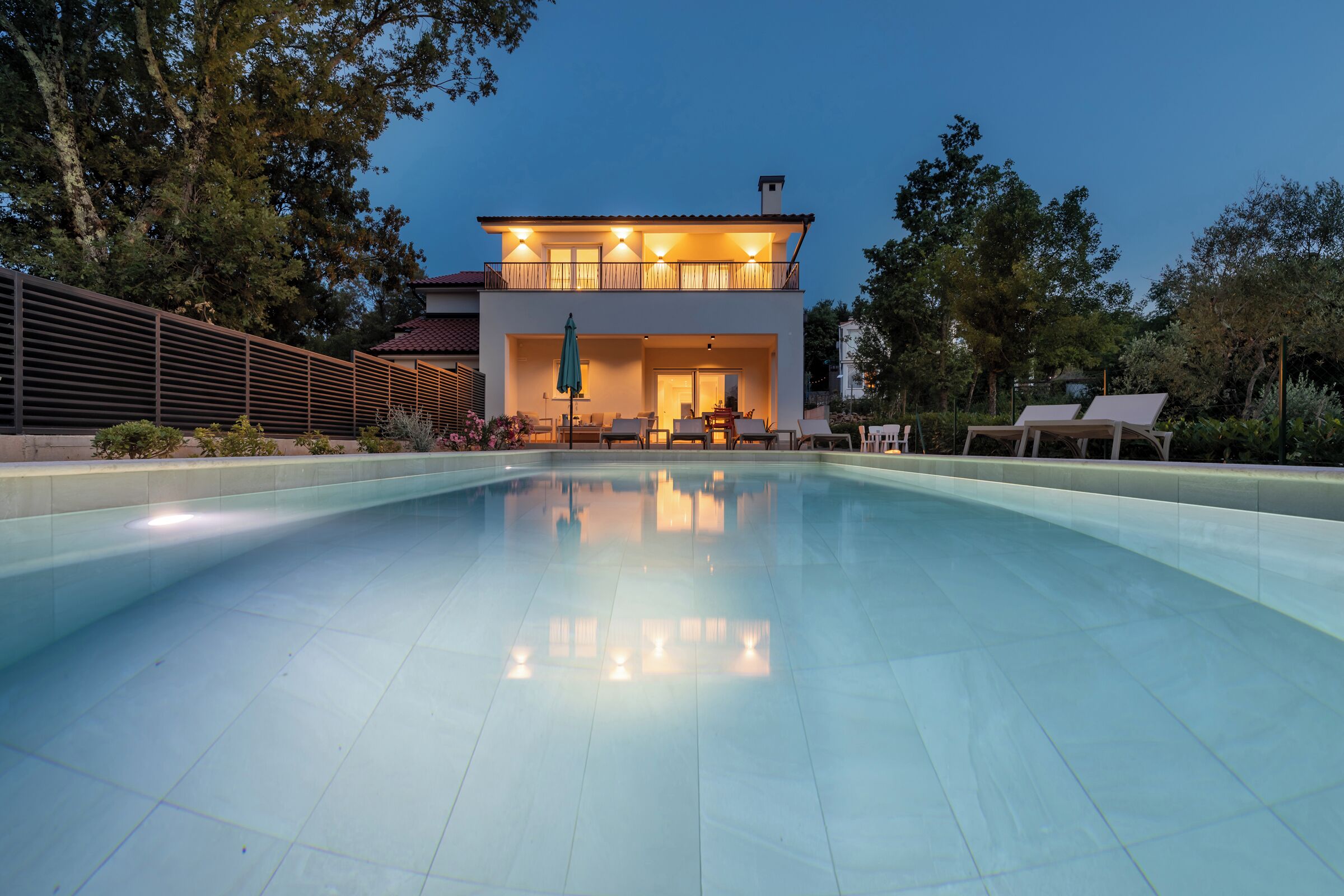 Een verwarmd zwembad