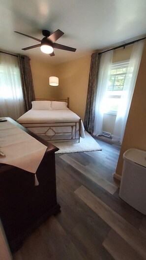 1 Schlafzimmer, Schreibtisch, Bügeleisen/Bügelbrett, Reisekinderbett