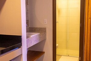Shower, hair dryer, bidet, towels