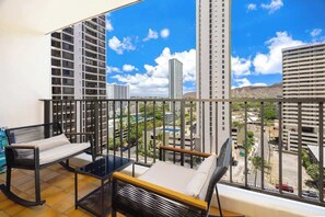 Property grounds - City-view condo w/ lanai, beach gear & EV charger (Honolulu)