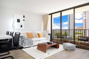 Smart TV - Steps to Waikiki Beach, Renovated Condo w/ Parking (Honolulu)