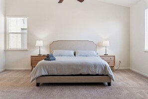 Tabla de planchar con plancha, wifi y ropa de cama