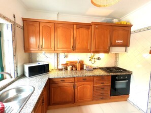 Réfrigérateur, micro-ondes, four, lave-vaisselle