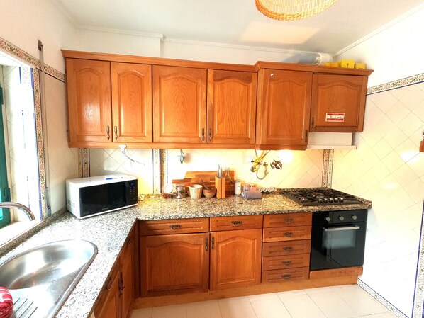 Kühlschrank, Mikrowelle, Ofen, Geschirrspüler