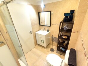 Shower, towels - Cozy T1 in Cacilhas- Lisbon and beaches in reach (Almada)