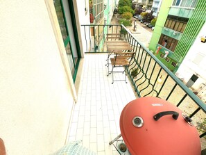 Outdoor dining - Cozy T1 in Cacilhas- Lisbon and beaches in reach (Almada)
