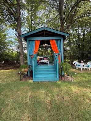 Outdoor dining - The Gypsy Queen (Tishomingo)